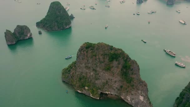 HALONG BAY, VIETNAM - KWIECIEŃ, 2020: Widok z lotu ptaka na Zatokę Halong - światowe dziedzictwo naturalne Wietnamu. — Wideo stockowe