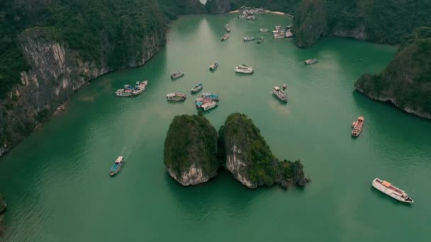 BAIE DE HALONG, VIETNAM - AVRIL 2020 : Vue panoramique aérienne de la jetée dans les îles rocheuses de la baie d'Halong au Vietnam . — Video