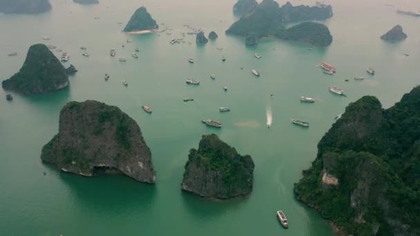 HALONG BAY, VIETNAM - APRIL, 2020: Luchtfoto drone uitzicht op Halong Bay met cruiseschepen - beroemde toeristische trekpleister van Vietnam. — Stockvideo