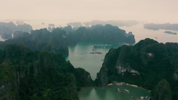 HALONG BAY, VIETNAM - ABRIL, 2020: Vista panorámica aérea del muelle en las islas rocosas de la bahía de Halong en Vietnam . — Vídeo de stock