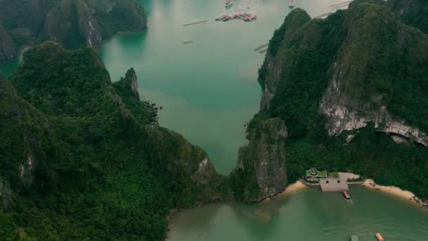 HALONG BAY, VIETNAM - APRIL, 2020: Flygfoto över piren i de steniga öarna Halong Bay i Vietnam. — Stockvideo