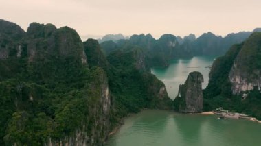 HALONG BAY, VİETNAM - Nisan 2020: Vietnam 'daki Halong Körfezi kayalık adalarındaki iskele manzarası.