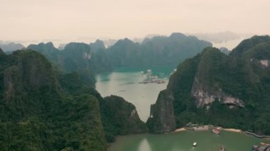 HALONG BAY, VİETNAM - Nisan 2020: Vietnam 'daki Halong Körfezi kayalık adalarındaki iskele manzarası.