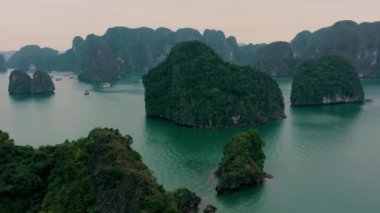 HALONG BAY, VİETNAM - 2020: Vietnam 'da Halong Körfezi tropikal ormanları olan kayalık adaların gökyüzü manzarası.