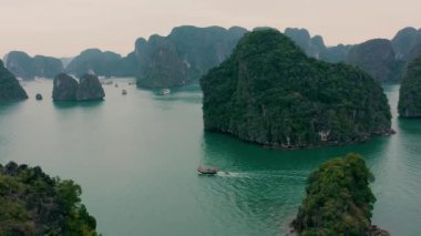 HALONG BAY, VİETNAM - 2020: Vietnam 'da Halong Körfezi tropikal ormanları olan kayalık adaların gökyüzü manzarası.