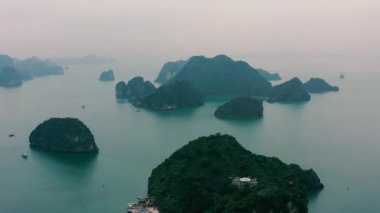 HALONG BAY, VİETNAM - Nisan 2020: Vietnam 'da Halong Körfezi' nde yaşayan kayalık adanın hava manzarası.