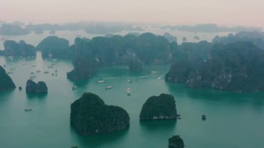 HALONG BAY, VİETNAM - 2020: Halong Körfezi 'nin insansız hava aracı görüntüsü Kuzey Vietnam' daki UNESKO dünya mirası alanıdır..
