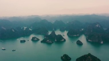 HALONG BAY, VİETNAM - 2020: Vietnam 'da Halong Körfezi tropikal ormanları olan kayalık adaların gökyüzü manzarası.