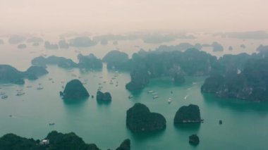 HALONG BAY, VİETNAM - 2020: Halong Körfezi 'nin insansız hava aracı görüntüsü Kuzey Vietnam' daki UNESKO dünya mirası alanıdır..