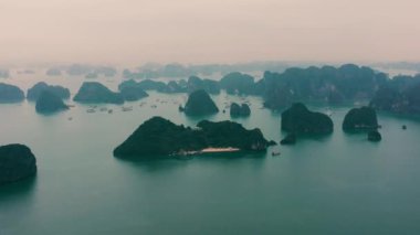HALONG BAY, VİETNAM - Nisan 2020: Vietnam 'da Halong Körfezi' nde yaşayan kayalık adanın hava manzarası.