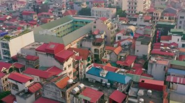 HANOI, VİETNAM - Nisan 2020: Hanoi kentinin semtlerinden birinin çatılarının gökyüzü manzarası.