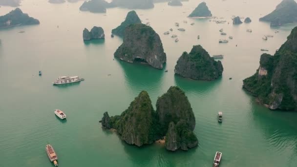 HALONG BAY, VIETNAM - Duben, 2020: Letecký bezpilotní pohled na záliv Halong s výletními loděmi - známé turistické letovisko ve Vietnamu. — Stock video