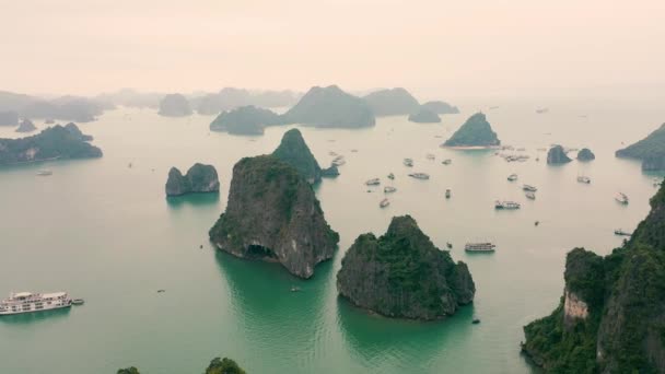 HALONG BAY, VIETNAM - APRIL, 2020: Flygdrönare vy över Halong Bay med kryssningsfartyg - berömd turistort i Vietnam. — Stockvideo