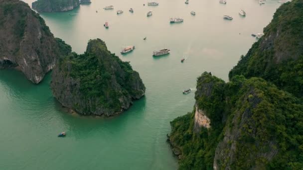 HALONG BAY, VIETNAM - KWIECIEŃ, 2020: Widok z lotu ptaka na Zatokę Halong - światowe dziedzictwo naturalne Wietnamu. — Wideo stockowe