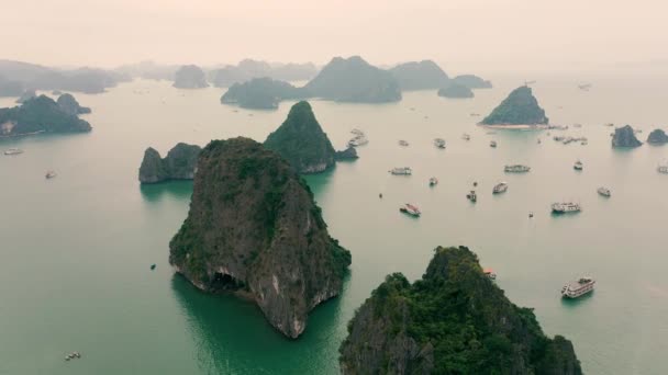 HALONG BAY, VIETNAM - KWIECIEŃ, 2020: Widok z lotu ptaka na Zatokę Halong - światowe dziedzictwo naturalne Wietnamu. — Wideo stockowe