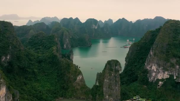 АЛОНГ-БЕЙ, ВЬЕТНАМ - АПРЕЛЬ, 2020: Вид с воздуха на залив Халонг - всемирное природное наследие Вьетнама . — стоковое видео