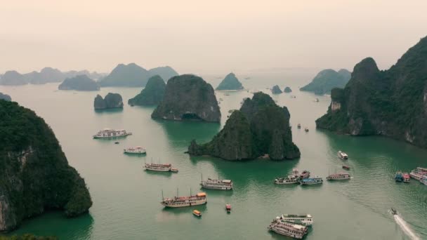 HALONG BAY, VIETNAM - APRILE, 2020: Veduta panoramica aerea della baia di Halong - patrimonio naturale mondiale del Vietnam . — Video Stock