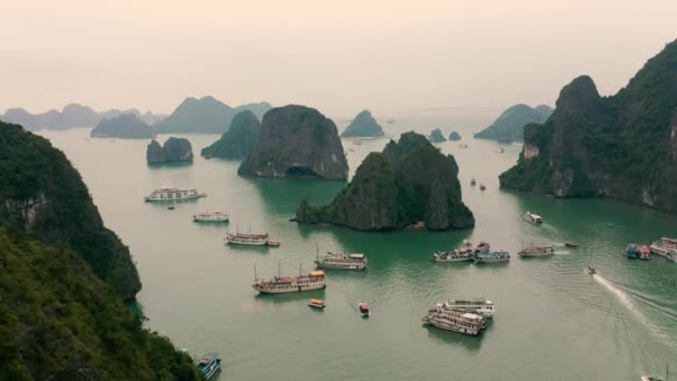 HALONG BAY, VIETNAM - ABRIL, 2020: Vista panorâmica aérea da Baía de Halong - património natural mundial do Vietname . — Vídeo de Stock
