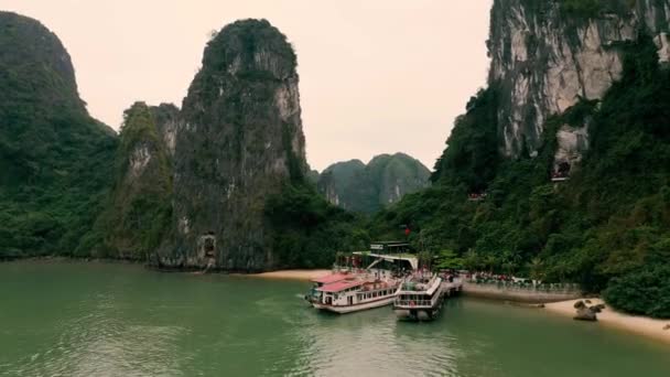 HALONG BAY, VIETNAM - APRIL, 2020: Luchtpanorama uitzicht op de pier in de rotsachtige eilanden Halong Bay in Vietnam. — Stockvideo