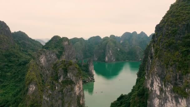 HALONG BAY, VIETNAM - ABRIL, 2020: Vista panorámica aérea de las islas de piedra con selvas tropicales de la bahía de Halong en Vietnam . — Vídeo de stock