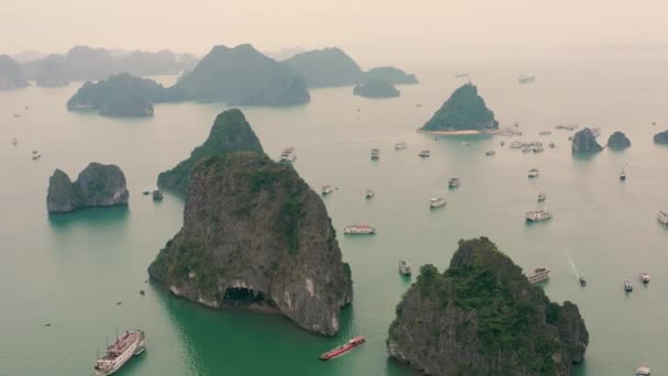 HALONG BAY, VIETNAM - APRIL, 2020: Drohnenaufnahme der Halong-Bucht mit Kreuzfahrtschiffen - berühmter Touristenort Vietnams. — Stockvideo