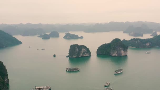 HALONG BAY, VIETNAM - Duben, 2020: Letecký bezpilotní pohled na záliv Halong s výletními loděmi - známé turistické letovisko ve Vietnamu. — Stock video