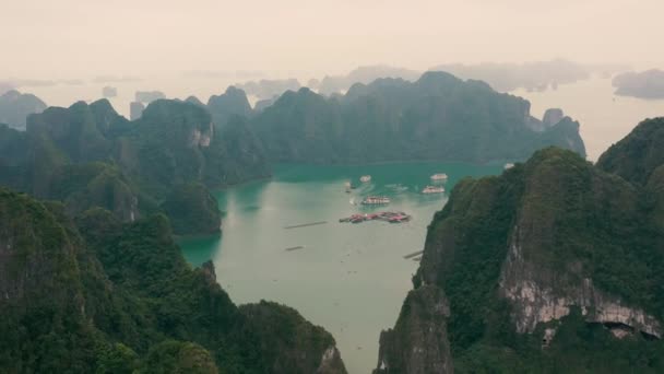 HALONG BAY, VIETNAM - APRIL, 2020: Pemandangan drone udara di Teluk Halong dengan kapal pesiar - resor wisata terkenal di Vietnam. — Stok Video