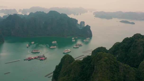 HALONG BAY, VIETNAM - duben 2020: Letecký výhled na záliv Halong - světové přírodní dědictví Vietnamu. — Stock video