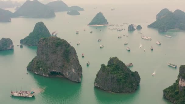 HALONG BAY, VIETNAM - KWIECIEŃ, 2020: Aerial drone view of Halong Bay with cruise ships - słynny kurort turystyczny Wietnamu. — Wideo stockowe