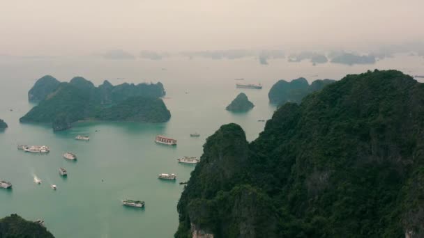 HALONG BAY, VIETNAM - APRIL, 2020: Luchtpanorama van stenen eilanden met regenwouden van Halong Bay in Vietnam. — Stockvideo