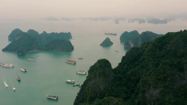 HALONG BAY, VIETNAM - KWIECIEŃ, 2020: Widok z lotu ptaka na kamienne wyspy z lasami deszczowymi Zatoki Halong w Wietnamie. — Wideo stockowe