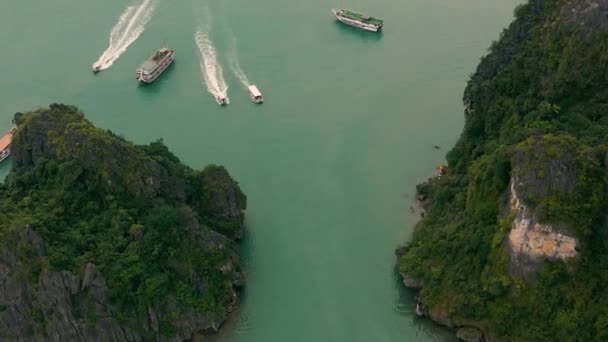 HALONG BAY, VIETNAM - ABRIL, 2020: Vista aérea de las islas rocosas y el agua esmeralda de la bahía de Halong en Vietnam . — Vídeo de stock