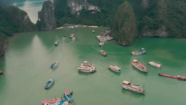 HALONG BAY, VIETNAM - duben 2020: Letecký výhled na molo na skalnatých ostrovech Halong Bay ve Vietnamu. — Stock video
