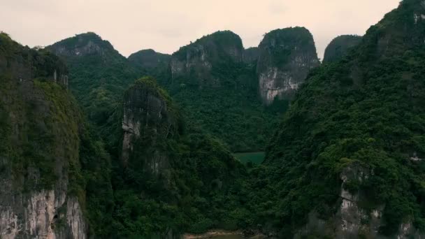 HALONG BAY, VIETNAM - ABRIL, 2020: Vista panorámica aérea de las islas de piedra con selvas tropicales de la bahía de Halong en Vietnam . — Vídeos de Stock