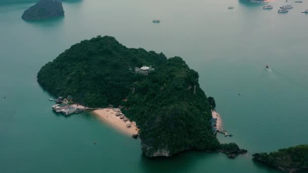 HALONG BAY, VIETNAM - duben 2020: Letecký výhled na obydlený skalnatý ostrov Halong Bay ve Vietnamu. — Stock video