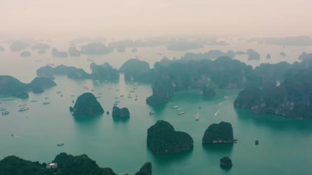 HALONG BAY, VİETNAM - 2020: Halong Körfezi 'nin insansız hava aracı görüntüsü Kuzey Vietnam' daki UNESKO dünya mirası alanıdır.. — Stok video