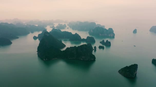 HALONG BAY, VIETNAM - ABRIL, 2020: Vista aérea de la bahía de Halong - es un sitio del patrimonio mundial de UNESKO en el norte de Vietnam . — Vídeos de Stock