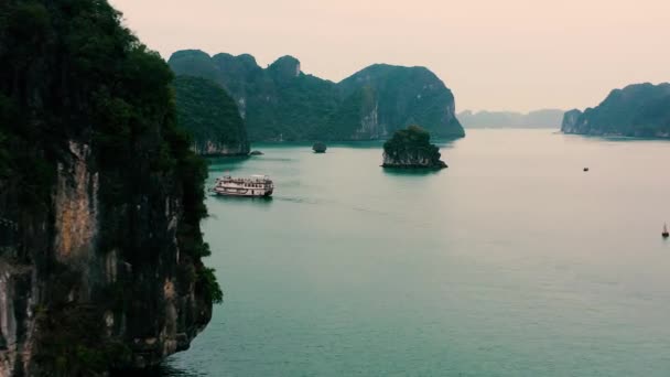 HALONG BAY, VIETNAM - ABRIL, 2020: Volando sobre las islas rocosas de la bahía de Halong - lugar inusual en el norte de Vietnam . — Vídeo de stock