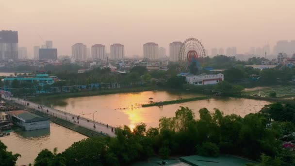 HANOI, VIETNAM - APRIL, 2020: Uitzicht vanuit de lucht op het reuzenrad en het stadsgezicht van een van de districten in Hanoi. — Stockvideo