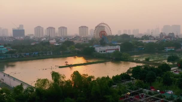 HANOI, VIETNAM - APRIL, 2020: Aerial panorama view of the ferris wheel and cityscape of one of the districts in Hanoi. — Stock Video