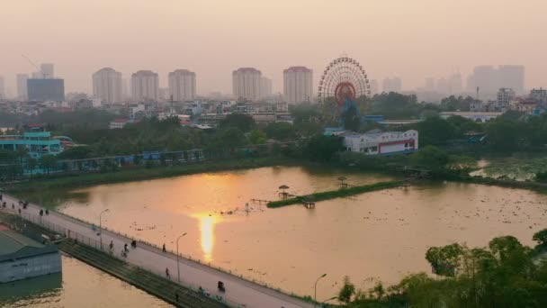 HANOI, VIETNAM - APRIL, 2020: Uitzicht vanuit de lucht op het reuzenrad en het stadsgezicht van een van de districten in Hanoi. — Stockvideo