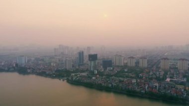 HANOI, VİETNAM - Nisan 2020: Batı Gölü 'nün ve Vietnam' daki Hanoi şehrinin havadan manzarası.