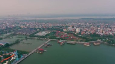 HANOI, VİETNAM - Nisan 2020: Batı gölü yakınlarındaki çiçek bahçesi ve Hanoi şehir manzarası.