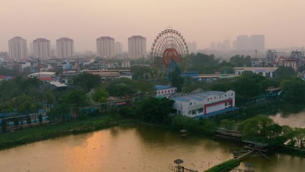 HANOI, VIETNAM - APRIL, 2020: Uitzicht vanuit de lucht op het reuzenrad en het stadsgezicht van een van de districten in Hanoi. — Stockvideo