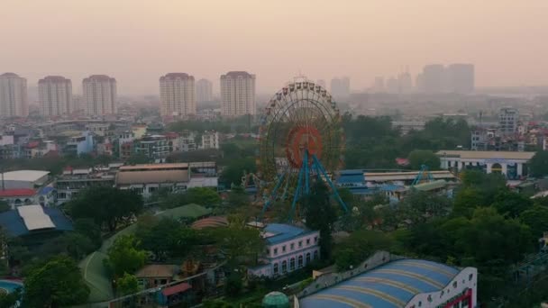 HANOI, VIETNAM - APRIL, 2020: Flygfoto över pariserhjulet och stadsbilden i ett av distrikten i Hanoi. — Stockvideo