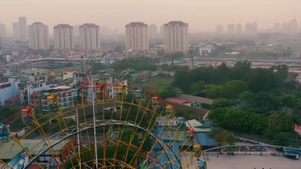 HANOI, VIETNAM - APRIL, 2020: Αεροφωτογραφία του τροχού του λούνα παρκ και του αστικού τοπίου μιας από τις περιοχές του Ανόι. — Αρχείο Βίντεο