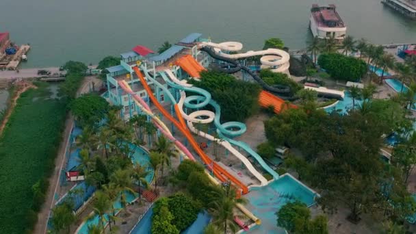 HANOI, VIETNAM - APRILE, 2020: Veduta panoramica aerea degli scivoli d'acqua nel parco acquatico vicino al lago ovest di Hanoi . — Video Stock