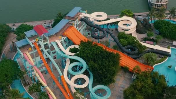 HANOI, VIETNAM - APRIL, 2020: Letecký panoramatický výhled na tobogány v aquaparku u západního jezera v Hanoji. — Stock video