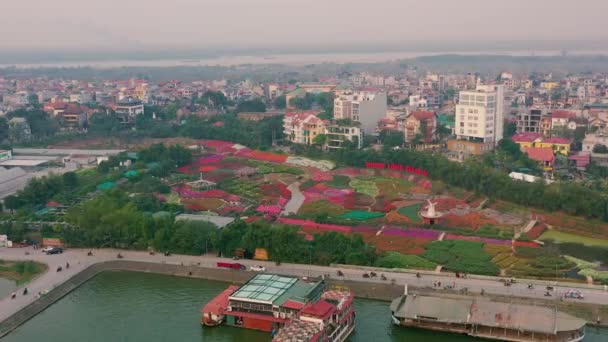 HANOI, VIETNAM - Duben, 2020: Letecký panoramatický výhled na květinovou zahradu u západního jezera a městskou krajinu Hanoje. — Stock video