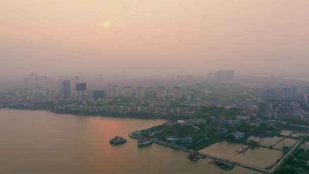 ハノイ,ベトナム-エイプリル, 2020:ベトナムの西湖とハノイの街並みの空中パノラマビュー. — ストック動画
